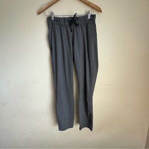 Lululemon women’s Gray Pants / sweat on the fly pant size 4